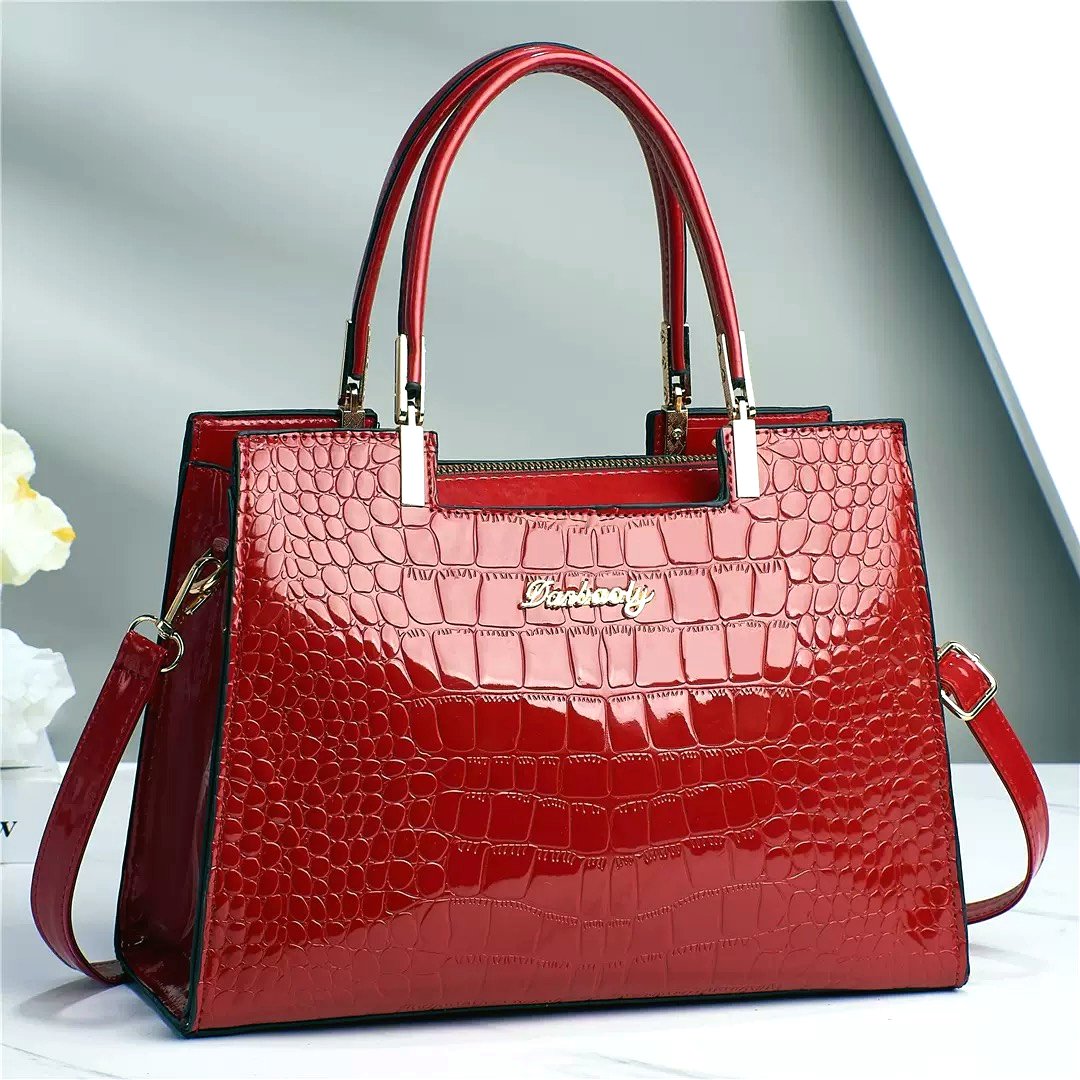 Сумка красная под крокодила